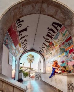 Mural de historia de Lisboa en el barrio de Alfama